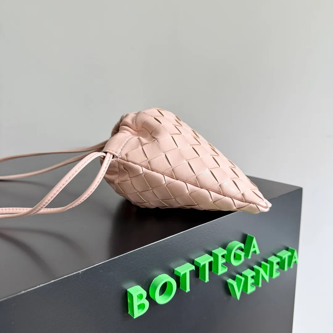 Batch 1400 BOTTEGA VENETA DUSTBAG mini size is officially launched📣📣. It still continues the classic weaving process. The lazy and casual feeling presented by the drawstring pockets is not too suitable for summer. The small back body is light and convenient. It is enough to carry lipstick and tissues when going out every day. It is not easy to make mistakes with any clothes. The shoulder strap has a buckle and pull-out design, which can be adjusted to unlock multiple carrying methods. Style number: 816987 Size: 21*16.6*1cm